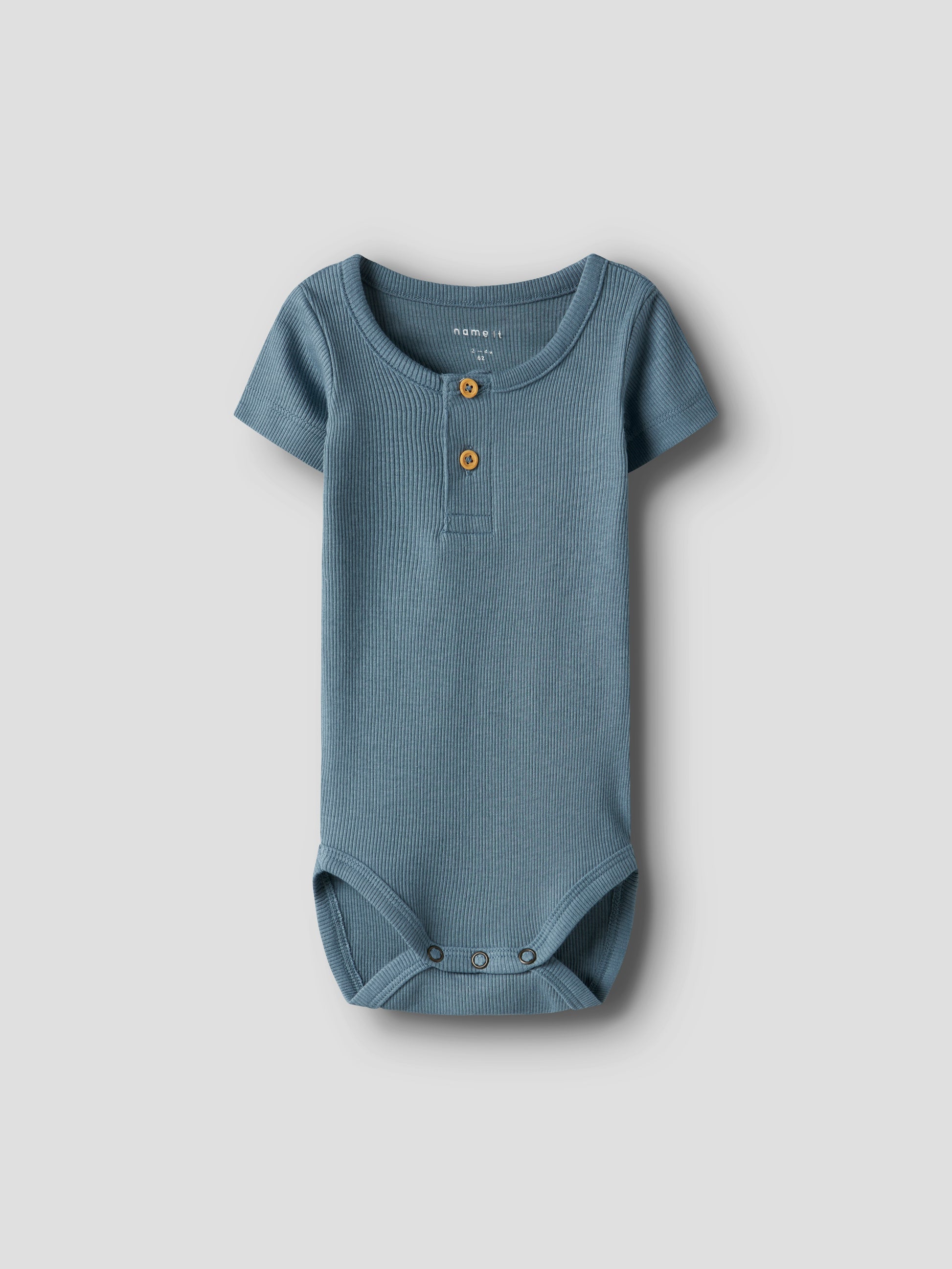 Blå kortärmad body till pojke. Bodysuit med knappar till nyfödd kille, ekologiska babykläder från Name it.
NBMKAB SS BODY NOOS
13218874