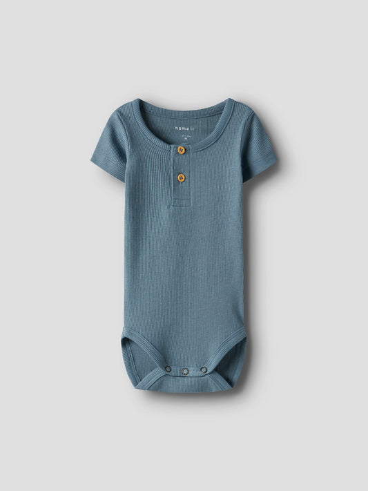 Blå kortärmad body till pojke. Bodysuit med knappar till nyfödd kille, ekologiska babykläder från Name it.
NBMKAB SS BODY NOOS
13218874