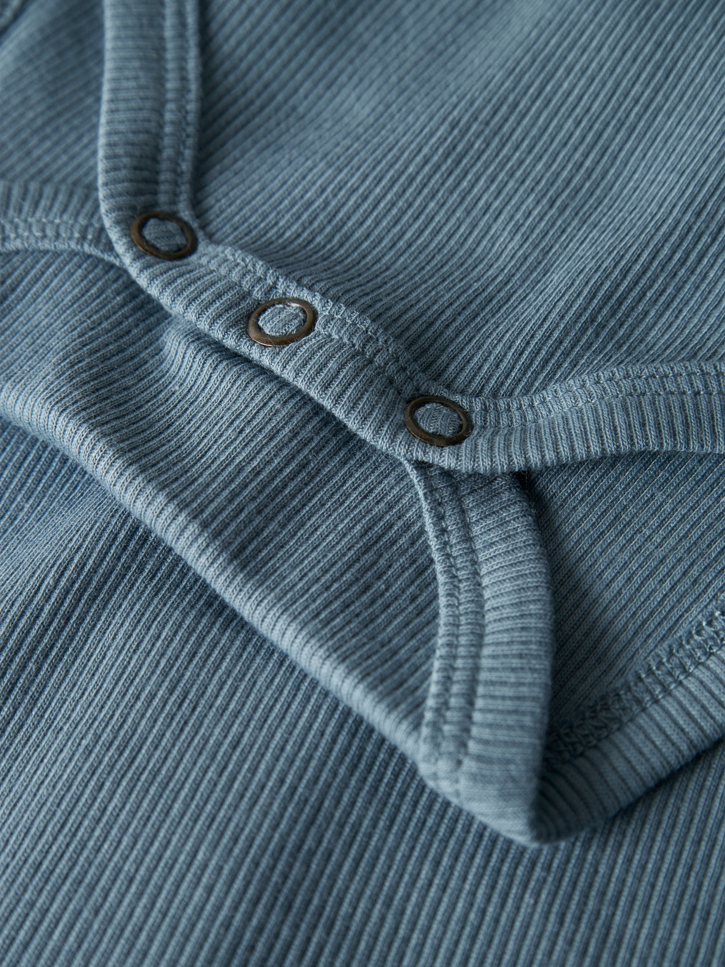 Blå kortärmad body till pojke. Bodysuit med knappar till nyfödd kille, ekologiska babykläder från Name it.
NBMKAB SS BODY NOOS
13218874
