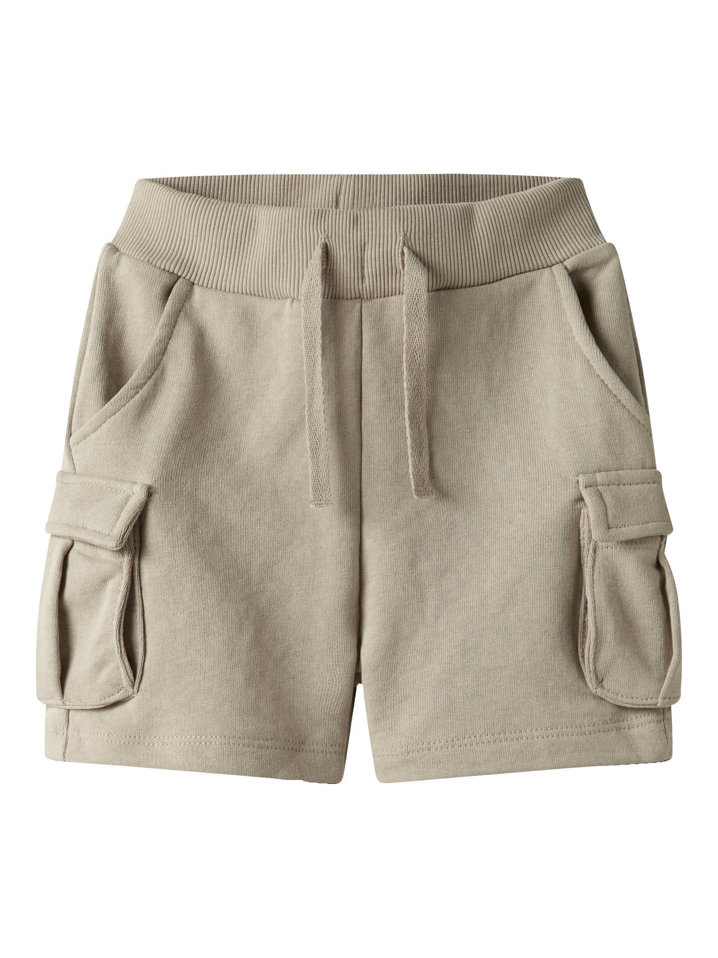 Beige sweat short i cargo modell med stora fickor till pojke.
NMMOLI SWEAT SHORTS UNB NOOS
13240417