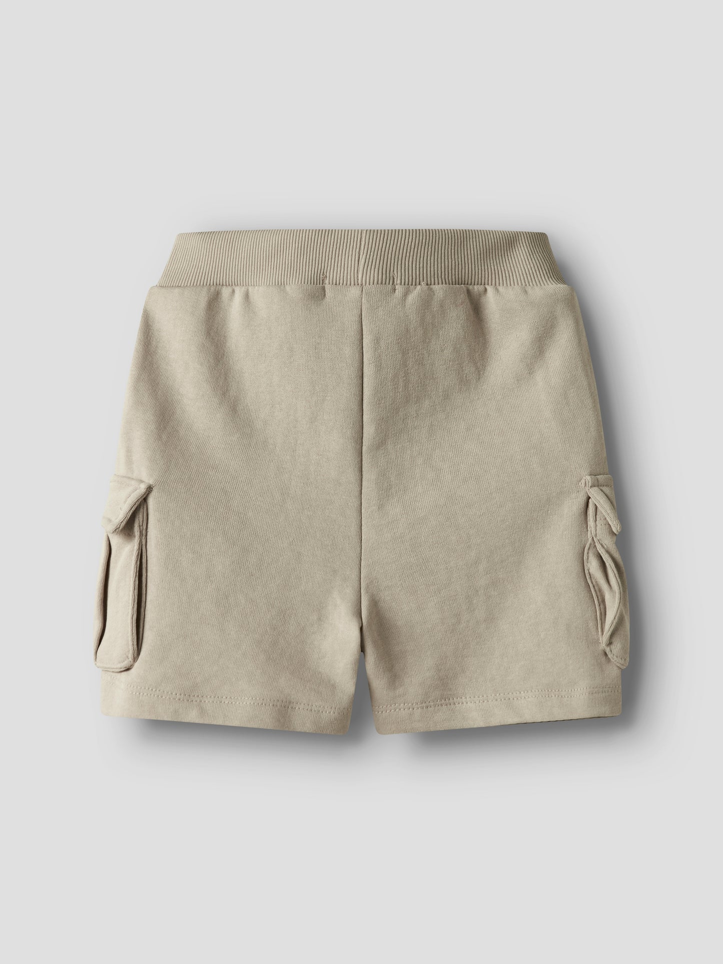 Beige sweat short i cargo modell med stora fickor till pojke.
NMMOLI SWEAT SHORTS UNB NOOS
13240417