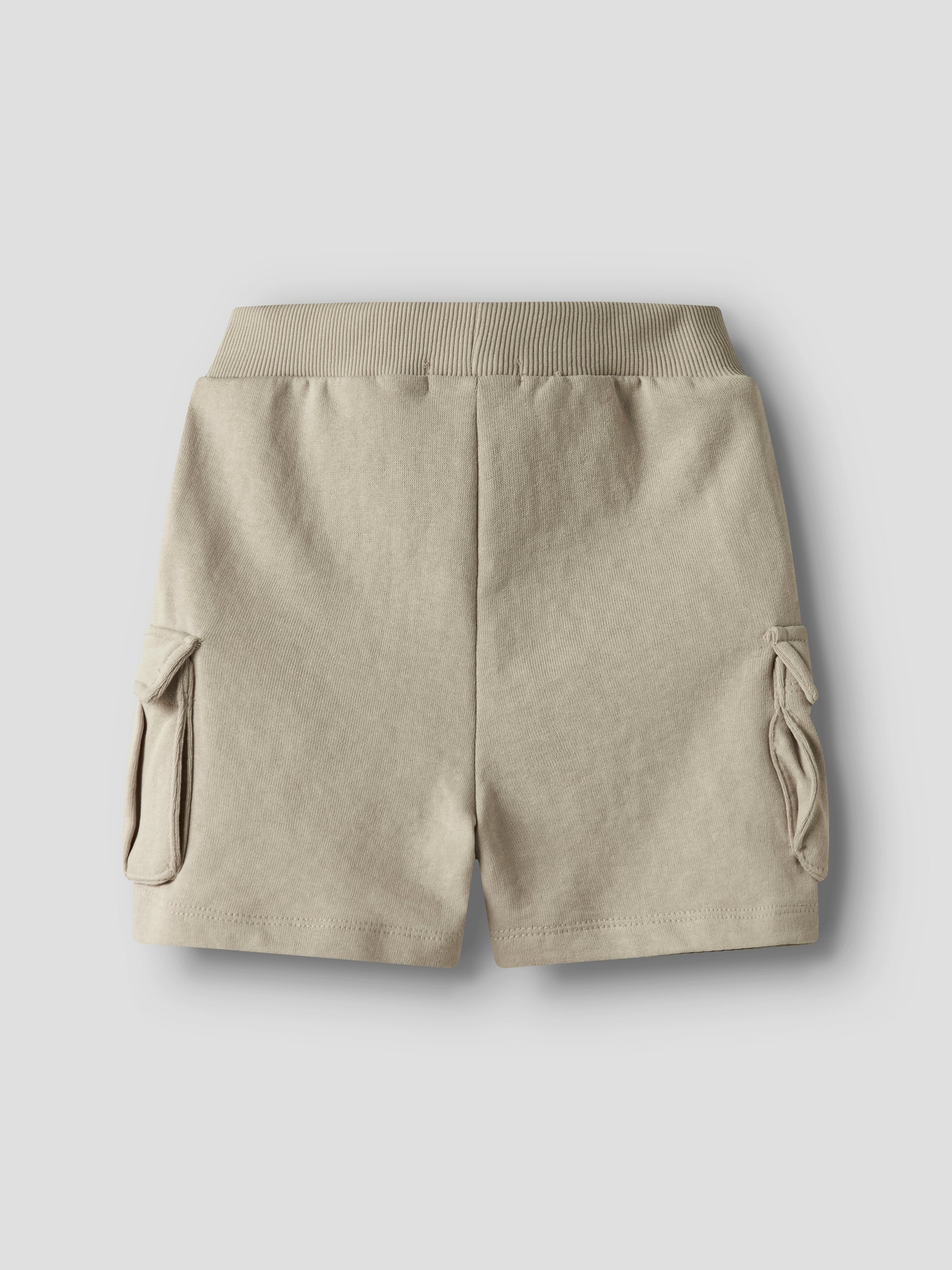 Beige sweat short i cargo modell med stora fickor till pojke.
NMMOLI SWEAT SHORTS UNB NOOS
13240417