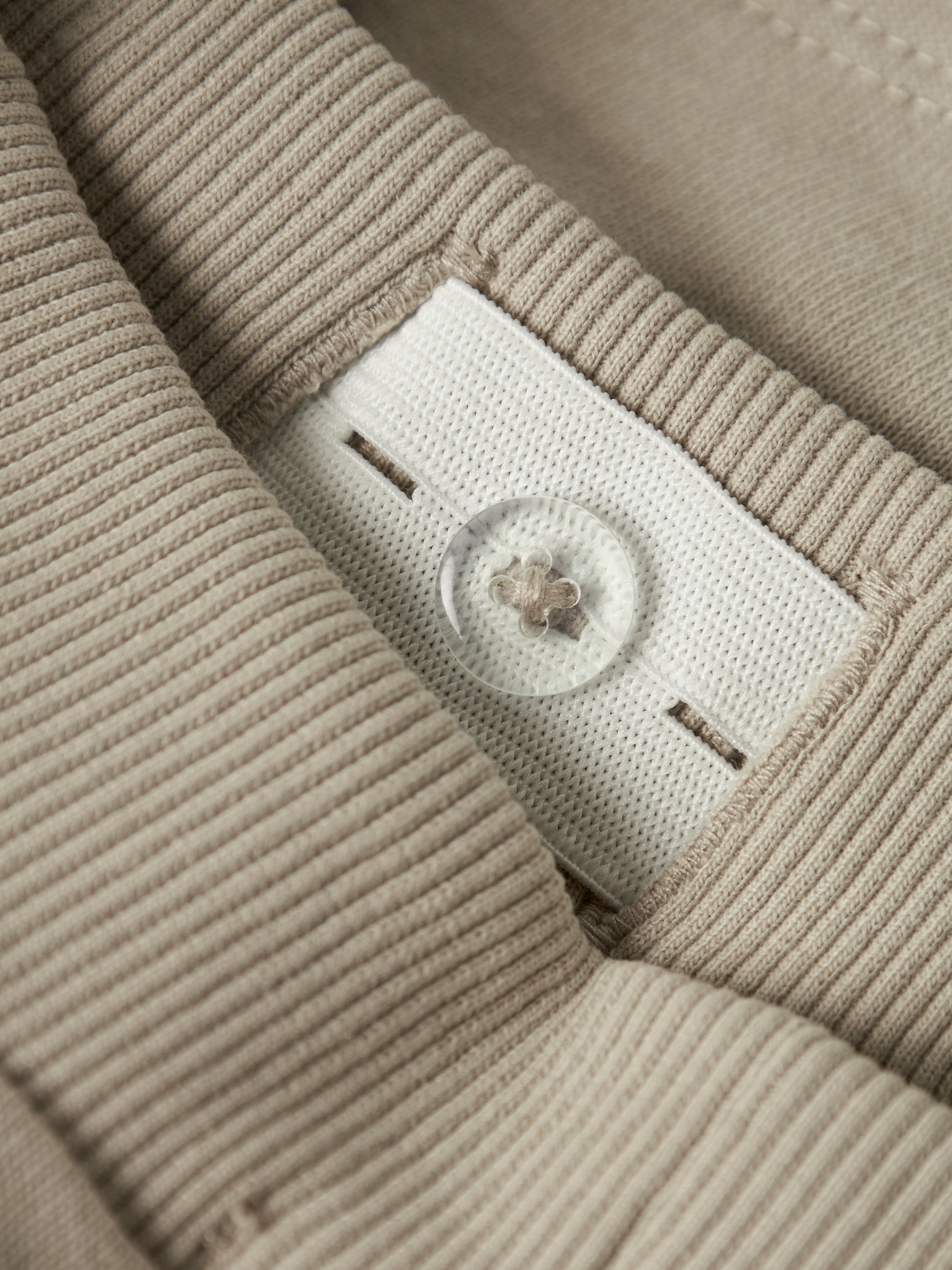 Beige sweat short i cargo modell med stora fickor till pojke.
NMMOLI SWEAT SHORTS UNB NOOS
13240417