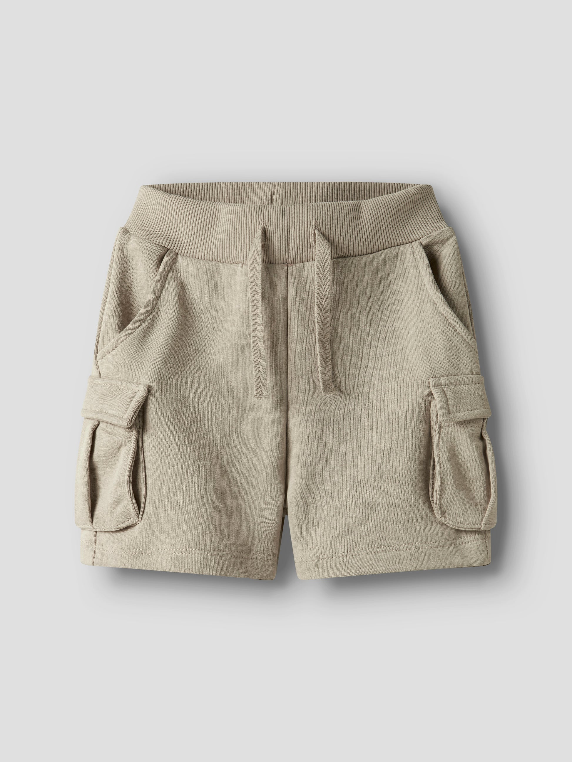 Beige sweat short i cargo modell med stora fickor till pojke.
NMMOLI SWEAT SHORTS UNB NOOS
13240417