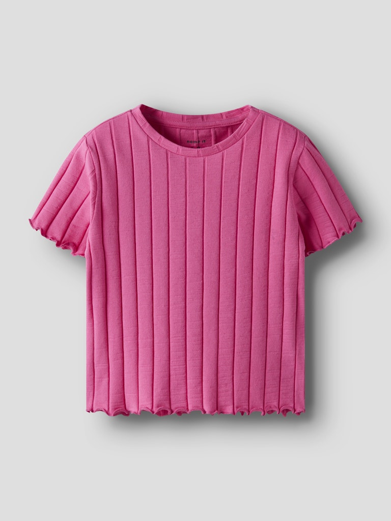 Kortärmad rosa, cerise topp till tjej med bred ribb. Snygg t-shirt i ekologisk bomull från Name it.
NKFNORALINA SS CROP TOP NOOS
13231024