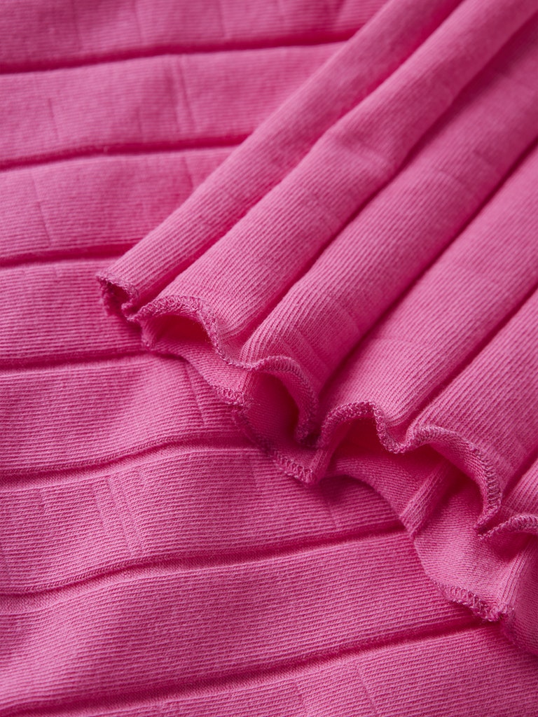 Kortärmad rosa, cerise topp till tjej med bred ribb. Snygg t-shirt i ekologisk bomull från Name it.
NKFNORALINA SS CROP TOP NOOS
13231024
