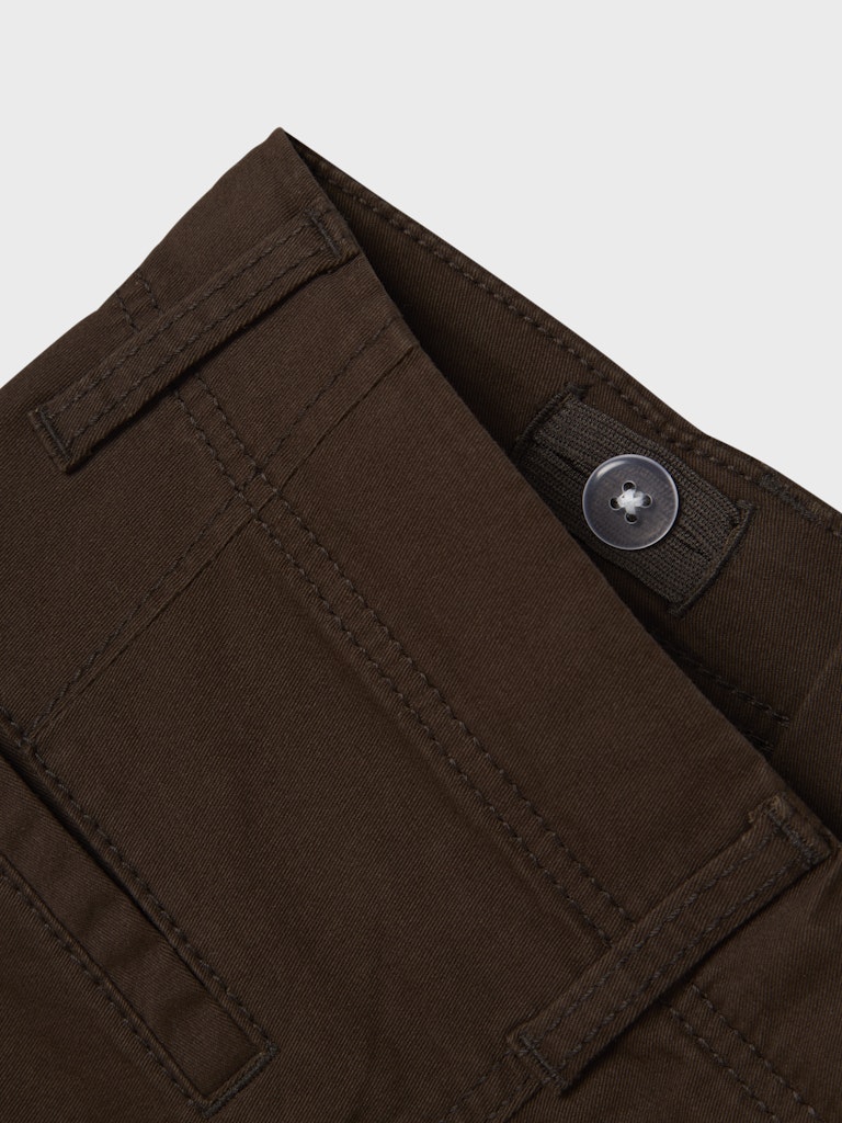 Brun Cargo byxa till pojke. Byxor med fickor och snygga detaljer till kille, barn och ungdom.
13151735
NKMRYAN CARGO R TWI PANT 2222-BA NOOS