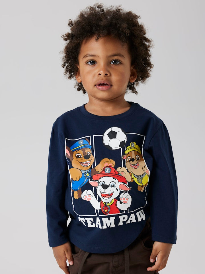 Mörk blå långärmad t-shirt med Paw Patrol hundar på magen. Pojke tröja med lång ärm.
NMMJOLL PAW NREG LS TOP NOOS CPLG
13245003