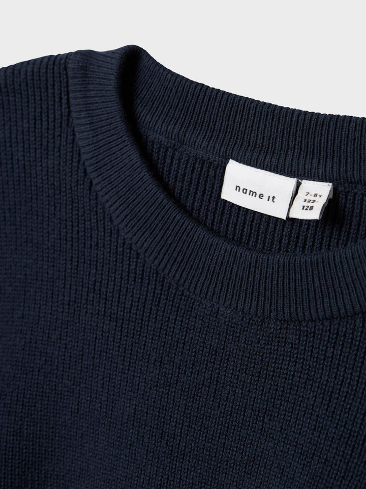 Klassiskt blå stickad o-neck tröja till pojke. Stickad pullover från Name it till kille, barn och ungdom.
NKMNESOLLE LS PULLOVER KNIT NOOS
13245038