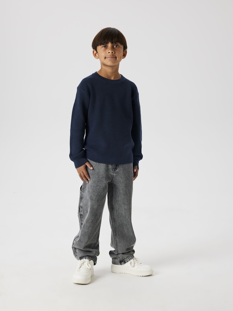 Klassiskt blå stickad o-neck tröja till pojke. Stickad pullover från Name it till kille, barn och ungdom.
NKMNESOLLE LS PULLOVER KNIT NOOS
13245038