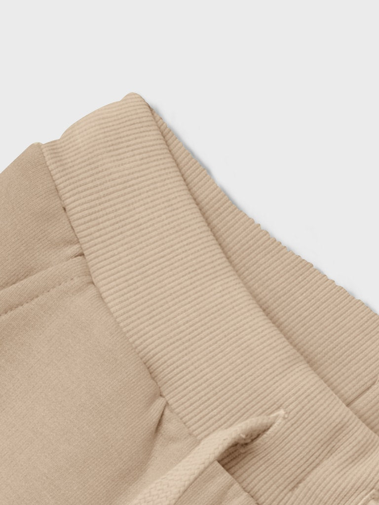 Beige jogger, mys byxa till flicka och pojke. 
NMNSELI SWE PANT BRU NOOS
13245048