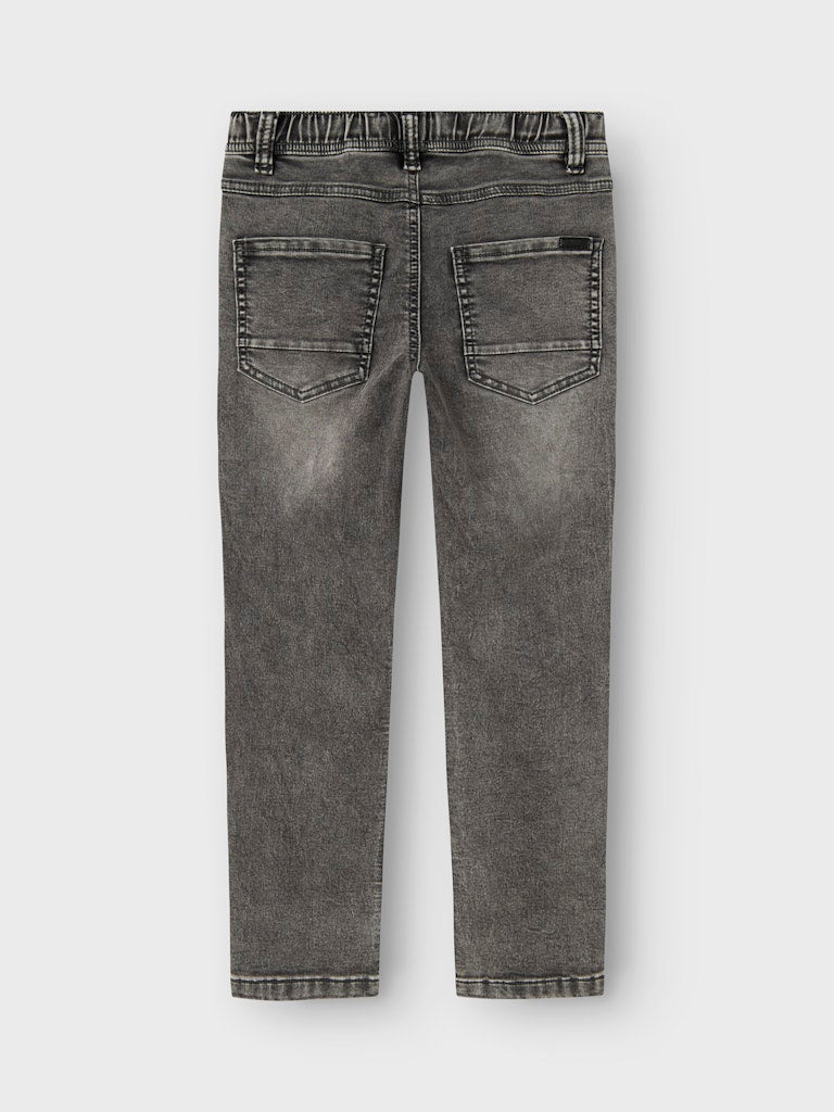 Grå mjukis jeans med skön resår i midjan till pojke. Joggers från Name it.
NKMRYAN SLIM SWE JEANS 5225-TH NOOS
13185212