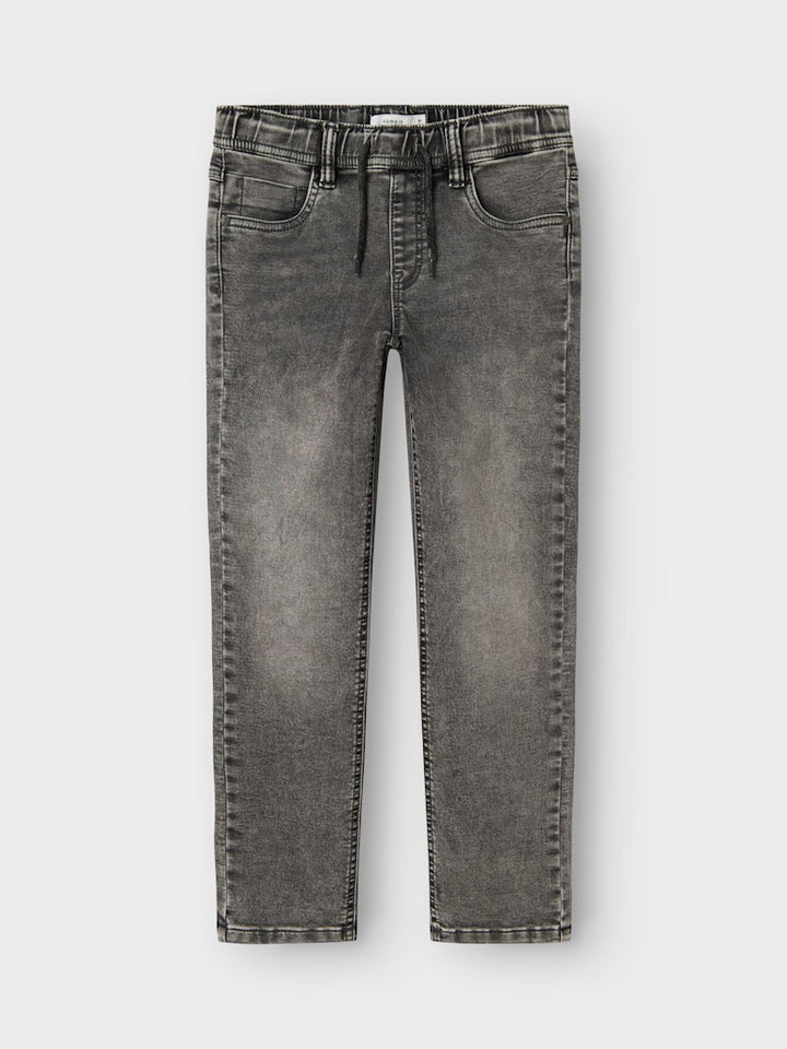 Grå mjukis jeans med skön resår i midjan till pojke. Joggers från Name it.
NKMRYAN SLIM SWE JEANS 5225-TH NOOS
13185212