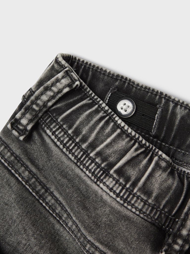 Grå mjukis jeans med skön resår i midjan till pojke. Joggers från Name it.
NKMRYAN SLIM SWE JEANS 5225-TH NOOS
13185212