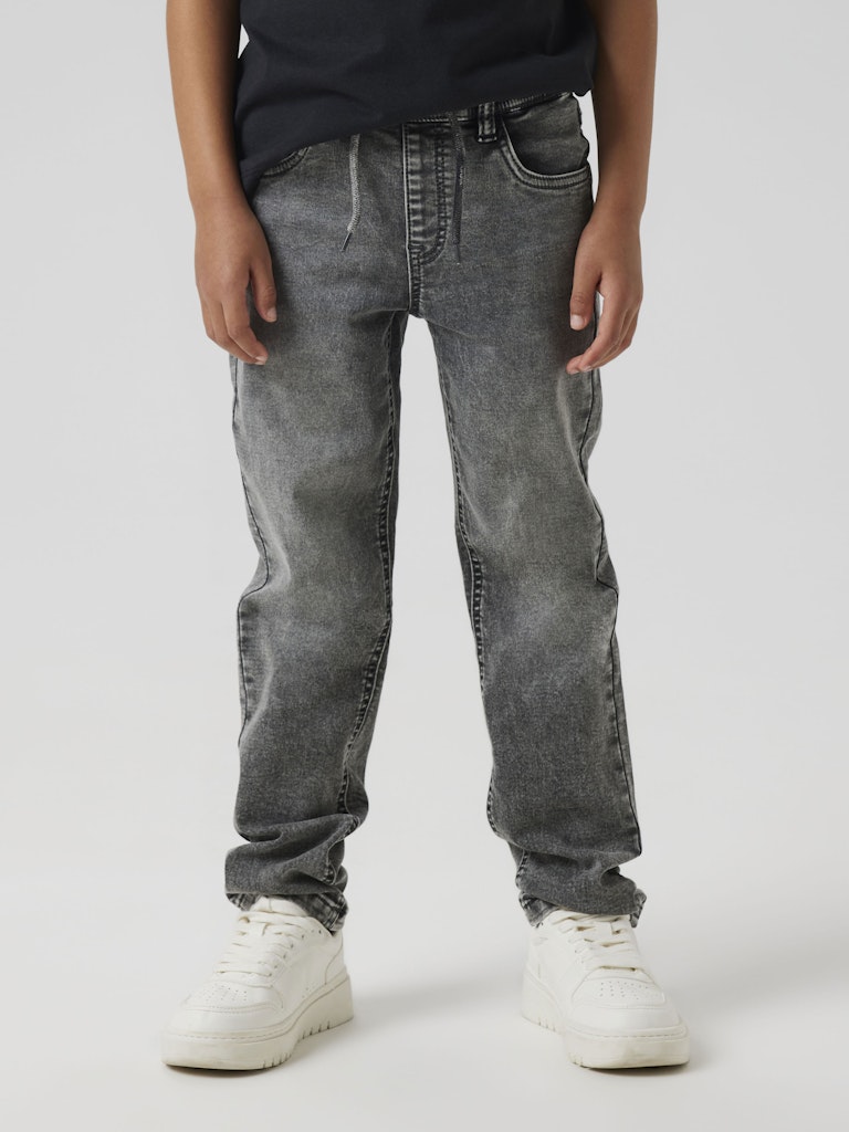 Grå mjukis jeans med skön resår i midjan till pojke. Joggers från Name it.
NKMRYAN SLIM SWE JEANS 5225-TH NOOS
13185212