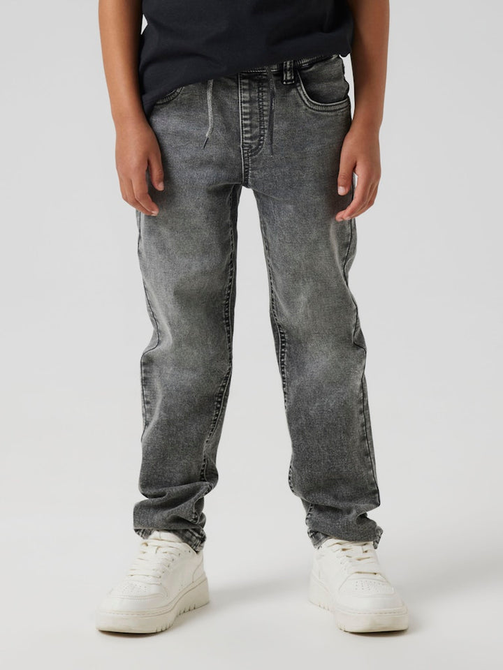 Grå mjukis jeans med skön resår i midjan till pojke. Joggers från Name it.
NKMRYAN SLIM SWE JEANS 5225-TH NOOS
13185212
