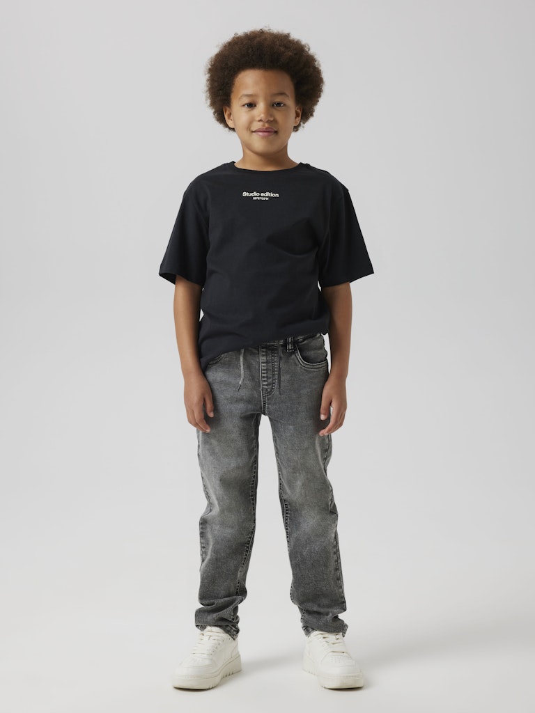 Grå mjukis jeans med skön resår i midjan till pojke. Joggers från Name it.
NKMRYAN SLIM SWE JEANS 5225-TH NOOS
13185212