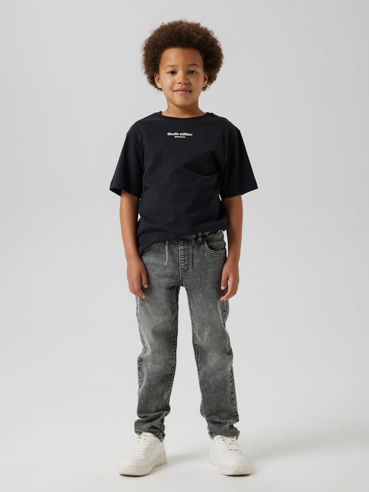 Grå mjukis jeans med skön resår i midjan till pojke. Joggers från Name it.
NKMRYAN SLIM SWE JEANS 5225-TH NOOS
13185212