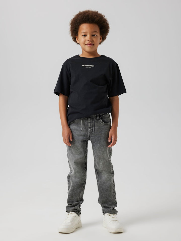 Grå mjukis jeans med skön resår i midjan till pojke. Joggers från Name it.
NKMRYAN SLIM SWE JEANS 5225-TH NOOS
13185212
