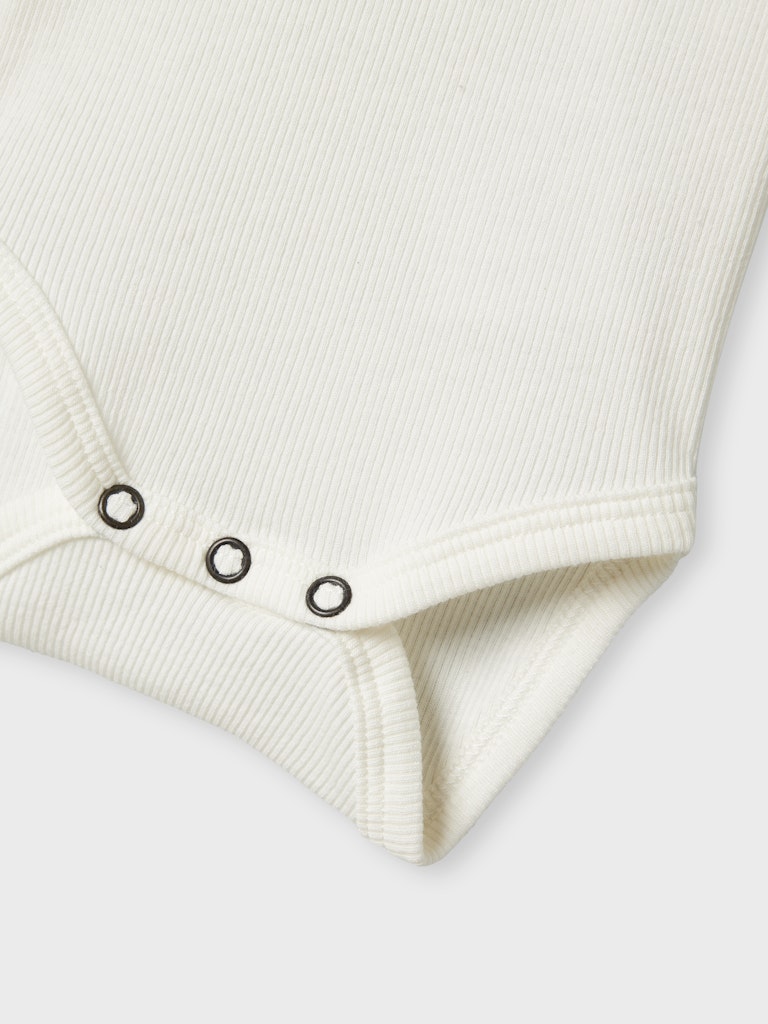 Söt vit ribbad baby body till bebis flicka. Body i ekologisk bomull till nyfödd från Name it.
NBFKAB LS BODY NOOS
13198038