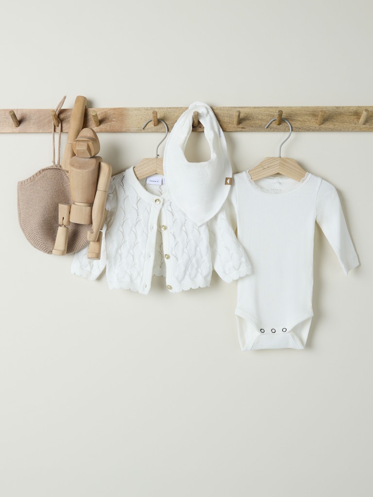 Söt vit ribbad baby body till bebis flicka. Body i ekologisk bomull till nyfödd från Name it.
NBFKAB LS BODY NOOS
13198038
