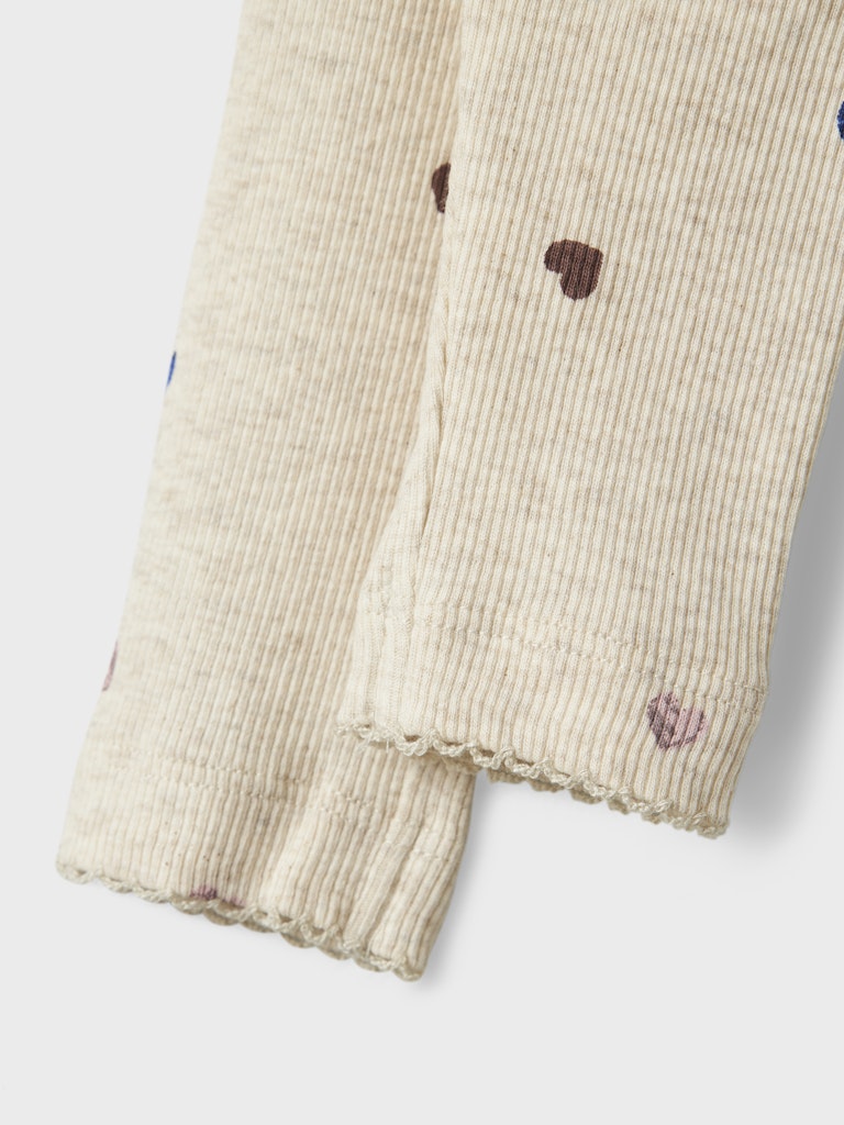 Beige baby byxa i ekologisk bomull till liten flicka. Bebis leggings med hjärtan till din nyfödda.
NBFNUTTI LEGGING NOOS
13246492