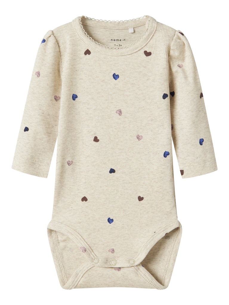 Beige baby body med färgglada hjärtan. Bebis body till flicka i ekologisk bomull från Name it.
NBFNUTTI LS BODY NOOS
13246480