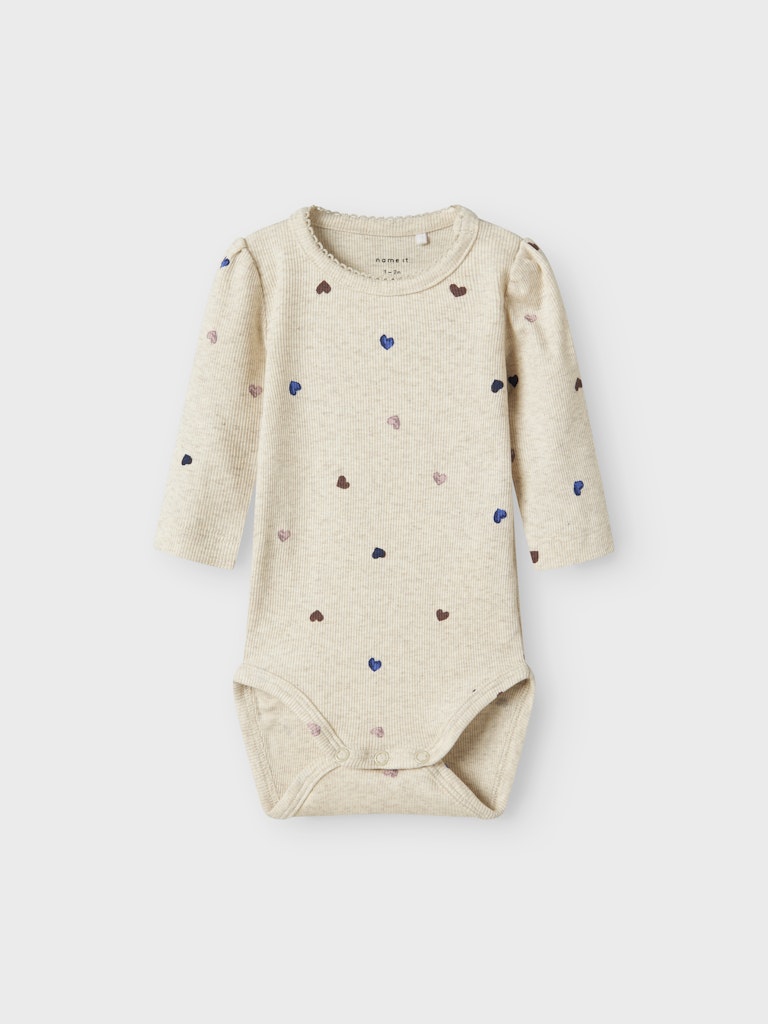 Beige baby body med färgglada hjärtan. Bebis body till flicka i ekologisk bomull från Name it.
NBFNUTTI LS BODY NOOS
13246480