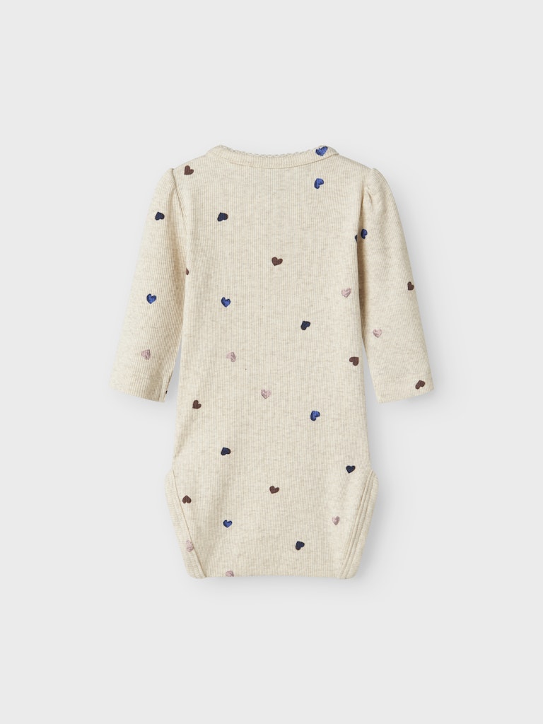 Beige baby body med färgglada hjärtan. Bebis body till flicka i ekologisk bomull från Name it.
NBFNUTTI LS BODY NOOS
13246480