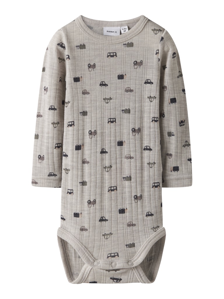 Grå baby body till pojke. Ull body med bilar till bebis pojke. Merino ull, underställ till baby.
NBMWANG WOOL NEEDLE LS BODY NOOS
13229517