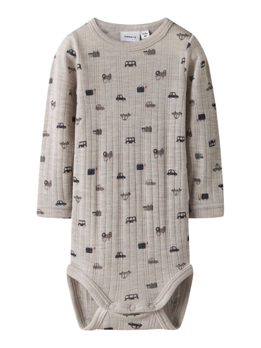Grå baby body till pojke. Ull body med bilar till bebis pojke. Merino ull, underställ till baby.
NBMWANG WOOL NEEDLE LS BODY NOOS
13229517