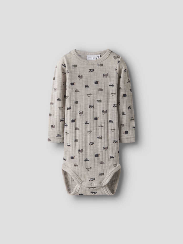 Grå baby body till pojke. Ull body med bilar till bebis pojke. Merino ull, underställ till baby.
NBMWANG WOOL NEEDLE LS BODY NOOS
13229517