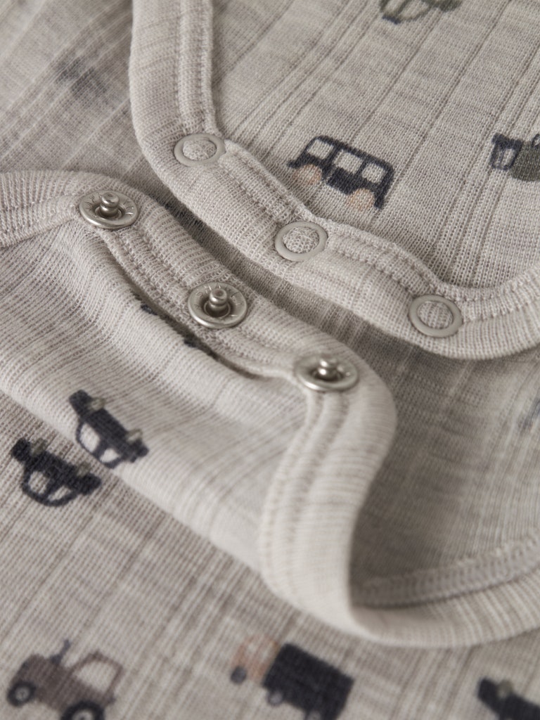 Grå baby body till pojke. Ull body med bilar till bebis pojke. Merino ull, underställ till baby.
NBMWANG WOOL NEEDLE LS BODY NOOS
13229517