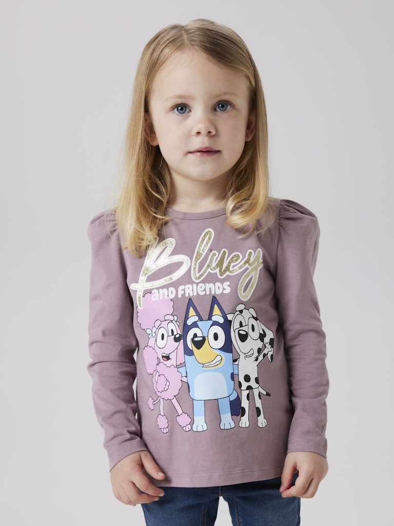 Rosa lila tröja till flicka. Bluey är en gullig ekologisk långärmad t-shirt från Name it.
NMFARIA BLUEY LS TOP NOOS SKY
13248213