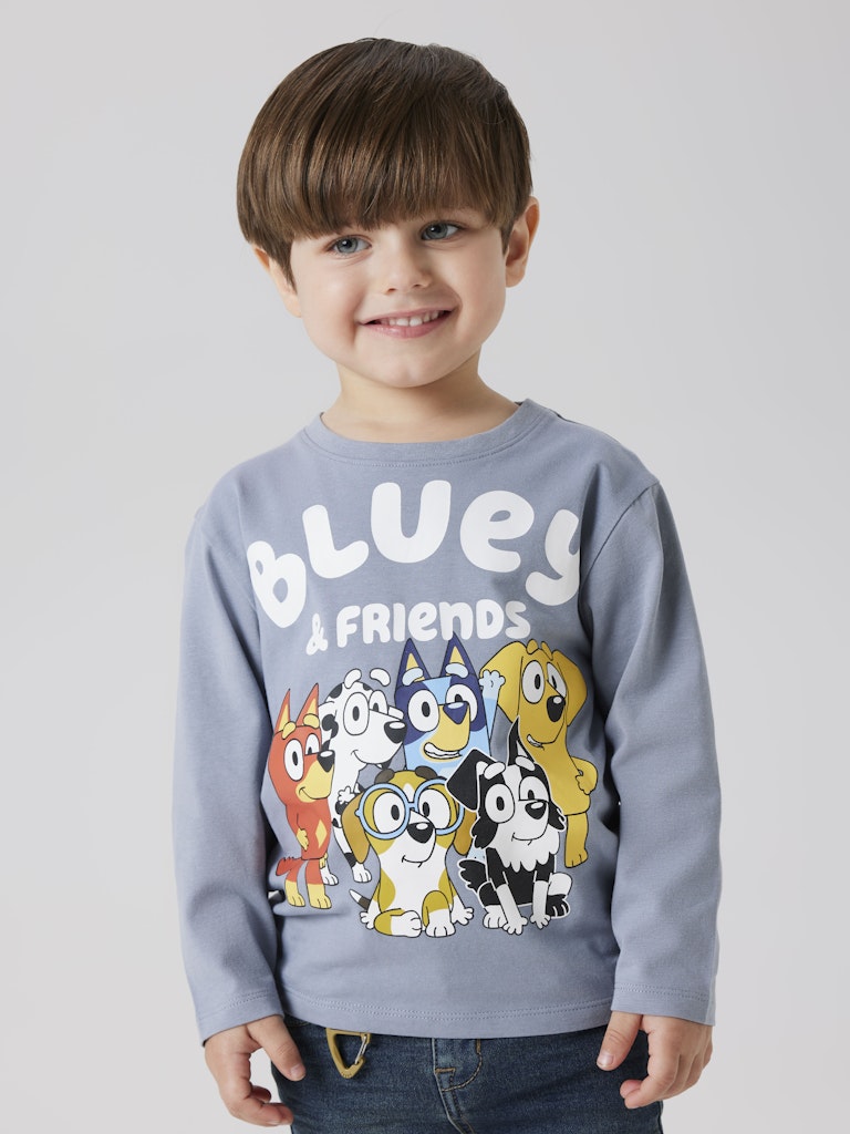 Härlig ljus blå tröja till pojke med hundar från filmen Bluey. Ekologiska barnkläder från Name it.
NMMALEX BLUEY LS NREG TOP NOOS SKY
13248215
