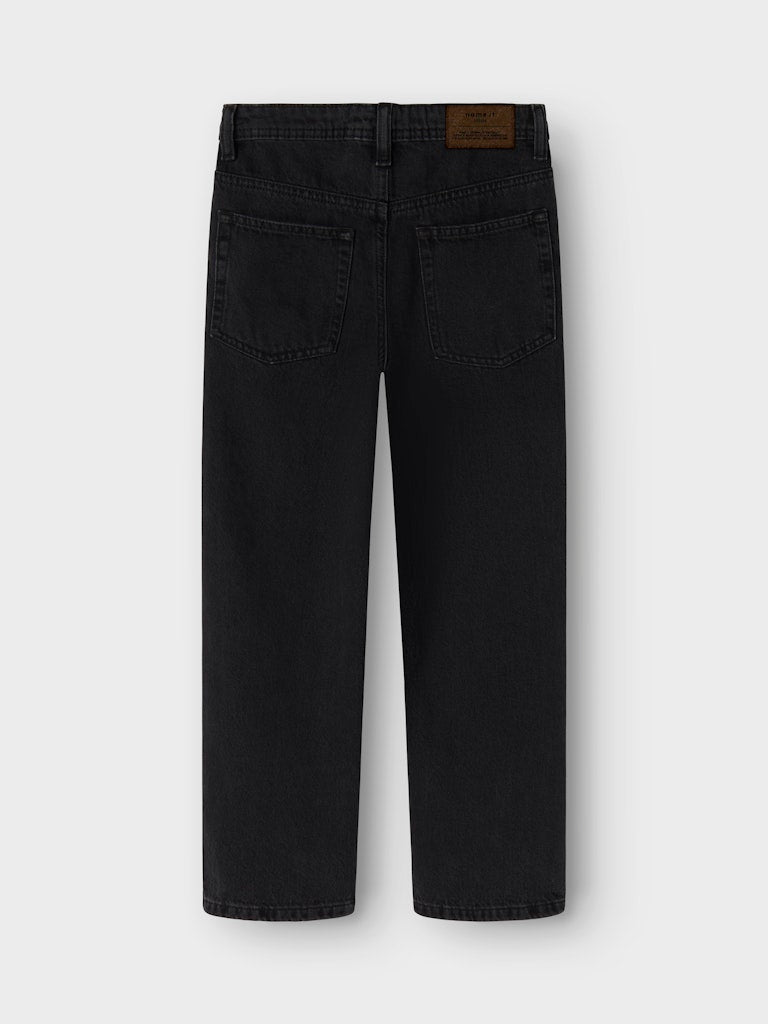 Svarta loose fit jeans till pojke. Barn och ungdom jeans byxor till kille, svart avslappnad modell från Name it.
NKMRYAN LOOSE JEANS 5760-RM NOOS
13248484