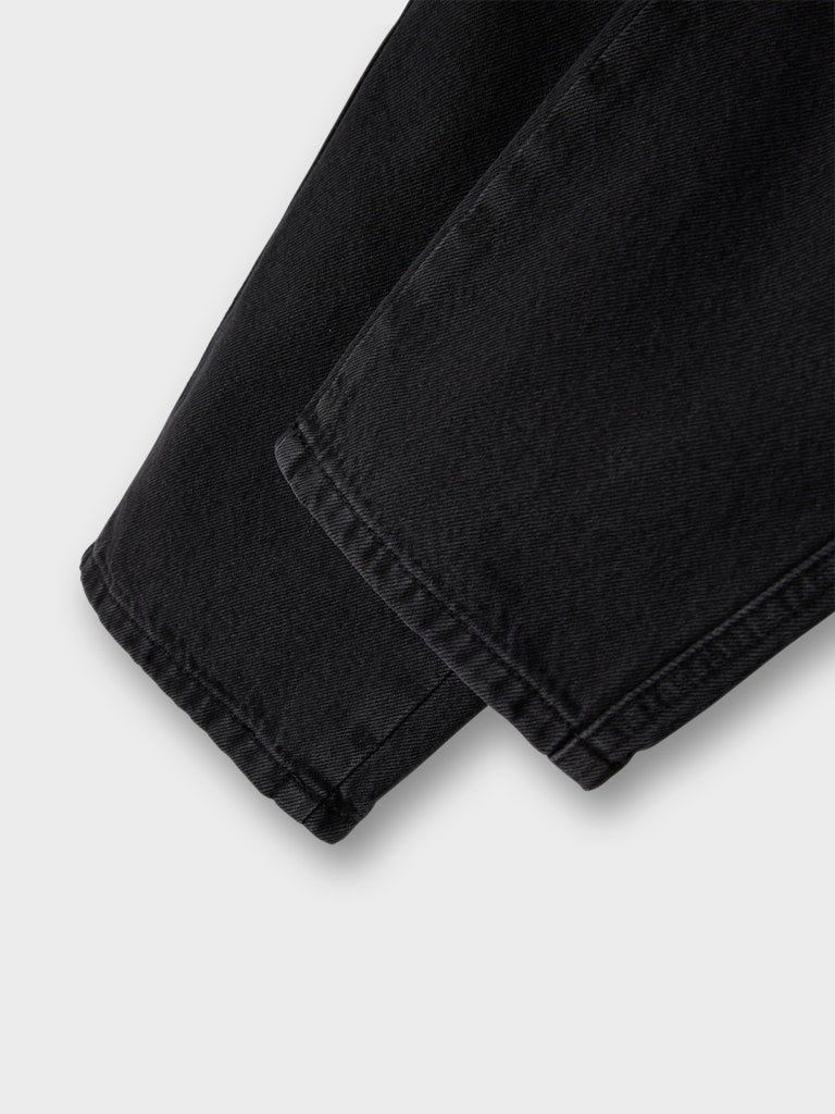 Svarta loose fit jeans till pojke. Barn och ungdom jeans byxor till kille, svart avslappnad modell från Name it.
NKMRYAN LOOSE JEANS 5760-RM NOOS
13248484