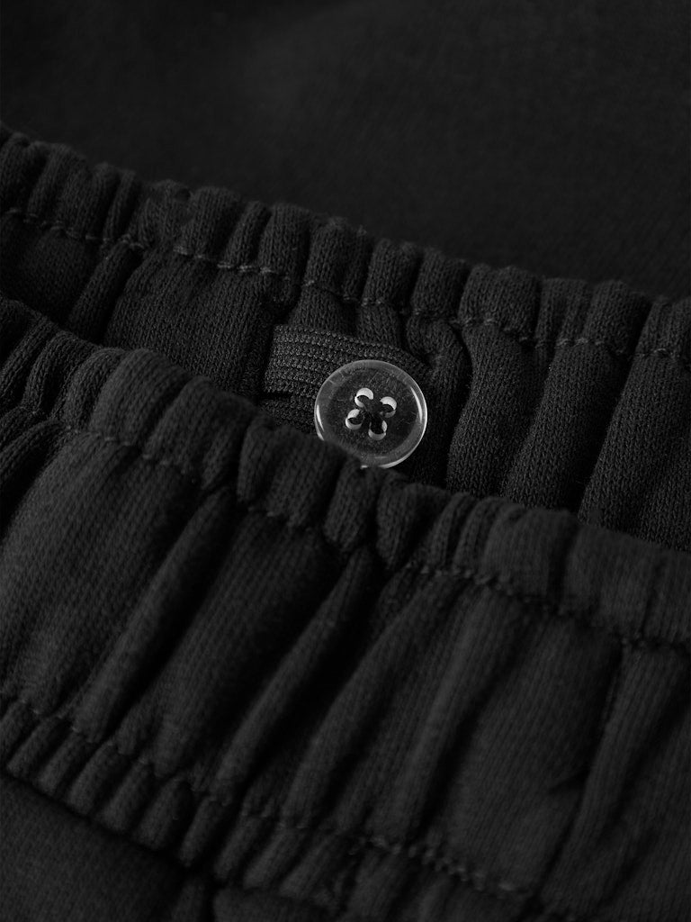 Svarta cargo byxor i sweat kvalitet. Joggers till kille, stora fickor på denna jogging byxa.
NKMOLLIE CARGO PANT BRU NOOS
13224991