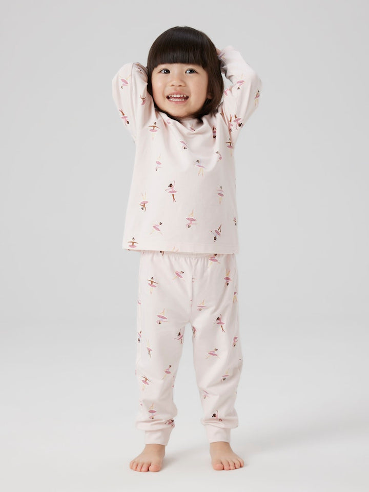 Rosa barn pyjamas till flicka. Ballerina pyjamas från Nameit.
NMFNIGHTSET BALLARINA NOOS
13248317