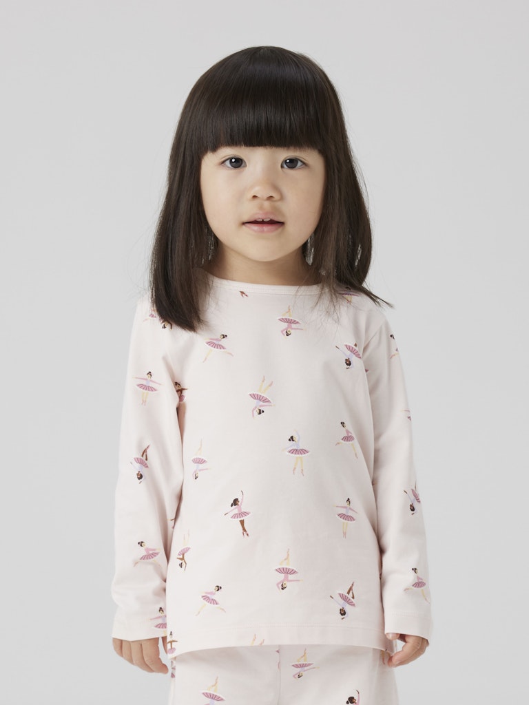 Rosa barn pyjamas till flicka. Ballerina pyjamas från Nameit.
NMFNIGHTSET BALLARINA NOOS
13248317