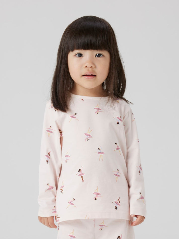 Rosa barn pyjamas till flicka. Ballerina pyjamas från Nameit.
NMFNIGHTSET BALLARINA NOOS
13248317