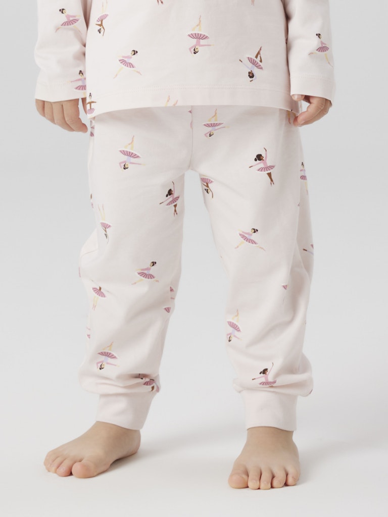 Rosa barn pyjamas till flicka. Ballerina pyjamas från Nameit.
NMFNIGHTSET BALLARINA NOOS
13248317