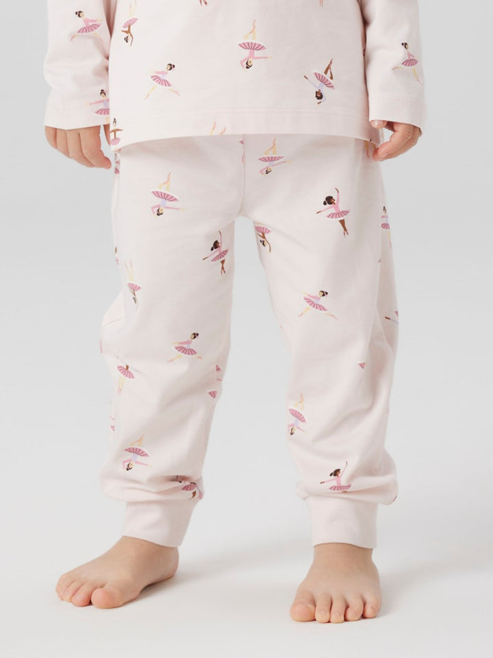Rosa barn pyjamas till flicka. Ballerina pyjamas från Nameit.
NMFNIGHTSET BALLARINA NOOS
13248317