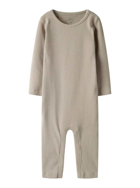 Beige sparkdräkt till baby flicka och pojke. Söt neutral jumpsuit, onesies till nyfödd bebis. Ekologiska barnkläder från Name it.
NBNNAKAL LS SUIT NOOS
13248497