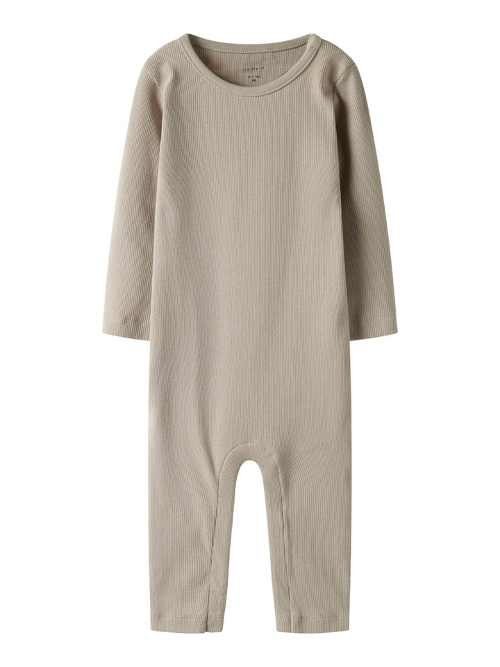 Beige sparkdräkt till baby flicka och pojke. Söt neutral jumpsuit, onesies till nyfödd bebis. Ekologiska barnkläder från Name it.
NBNNAKAL LS SUIT NOOS
13248497