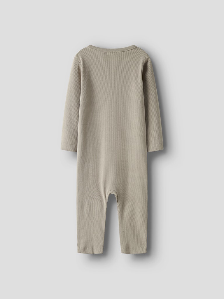 Beige sparkdräkt till baby flicka och pojke. Söt neutral jumpsuit, onesies till nyfödd bebis. Ekologiska barnkläder från Name it.
NBNNAKAL LS SUIT NOOS
13248497