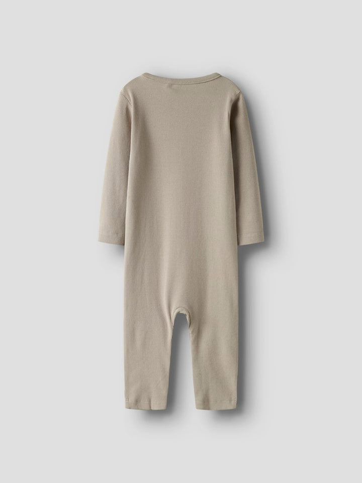 Beige sparkdräkt till baby flicka och pojke. Söt neutral jumpsuit, onesies till nyfödd bebis. Ekologiska barnkläder från Name it.
NBNNAKAL LS SUIT NOOS
13248497