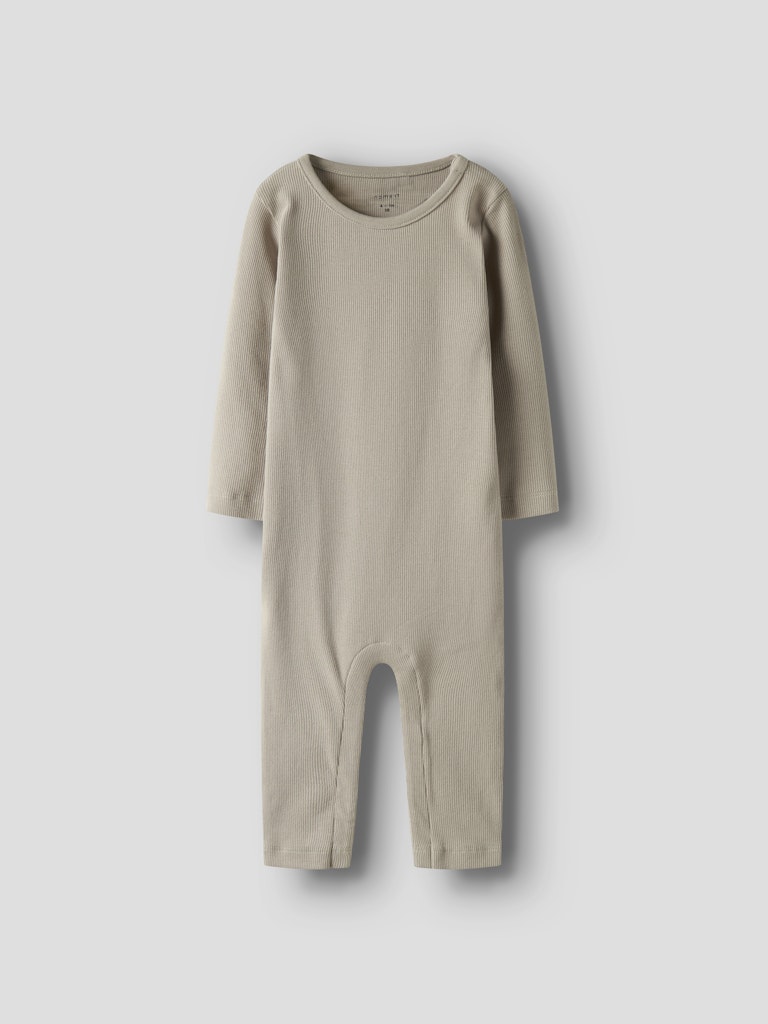 Beige sparkdräkt till baby flicka och pojke. Söt neutral jumpsuit, onesies till nyfödd bebis. Ekologiska barnkläder från Name it.
NBNNAKAL LS SUIT NOOS
13248497