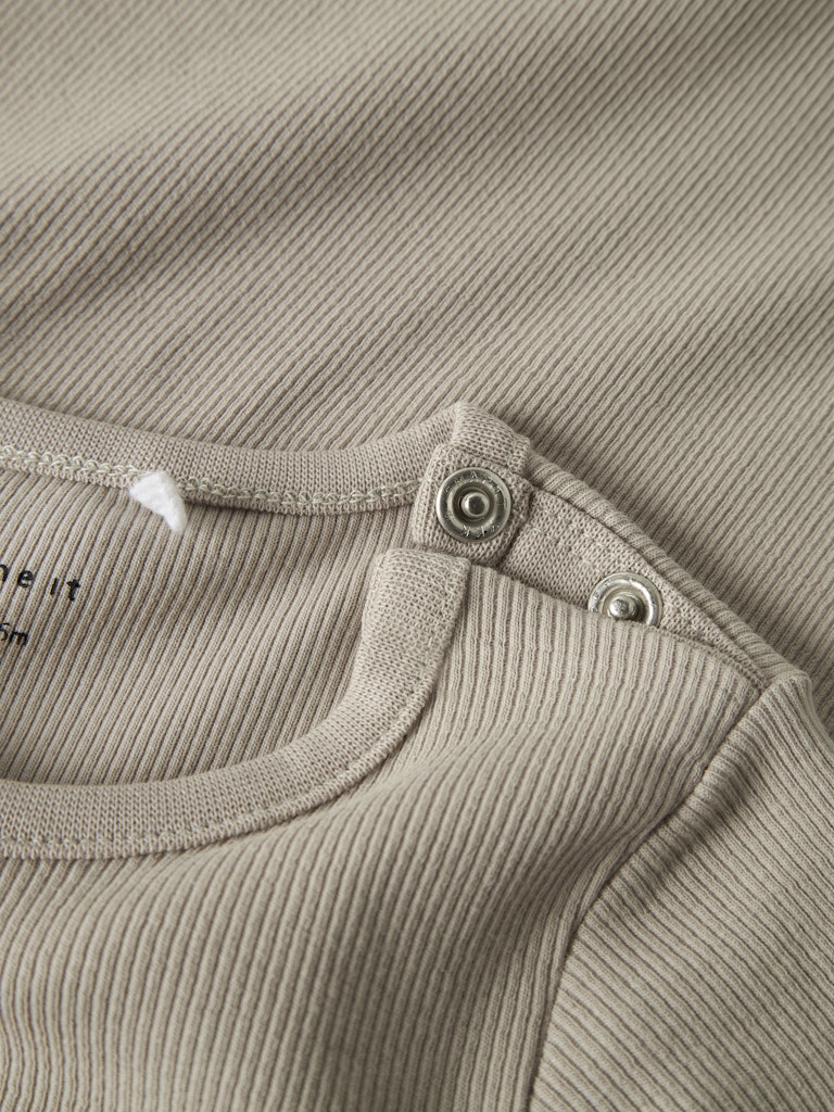 Beige sparkdräkt till baby flicka och pojke. Söt neutral jumpsuit, onesies till nyfödd bebis. Ekologiska barnkläder från Name it.
NBNNAKAL LS SUIT NOOS
13248497