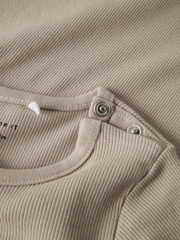 Beige sparkdräkt till baby flicka och pojke. Söt neutral jumpsuit, onesies till nyfödd bebis. Ekologiska barnkläder från Name it.
NBNNAKAL LS SUIT NOOS
13248497